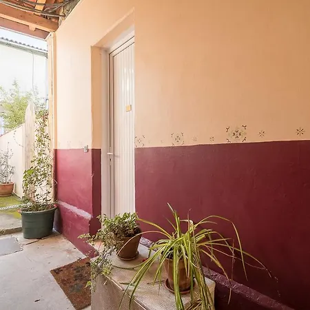 Little House With Courtyard Daire
